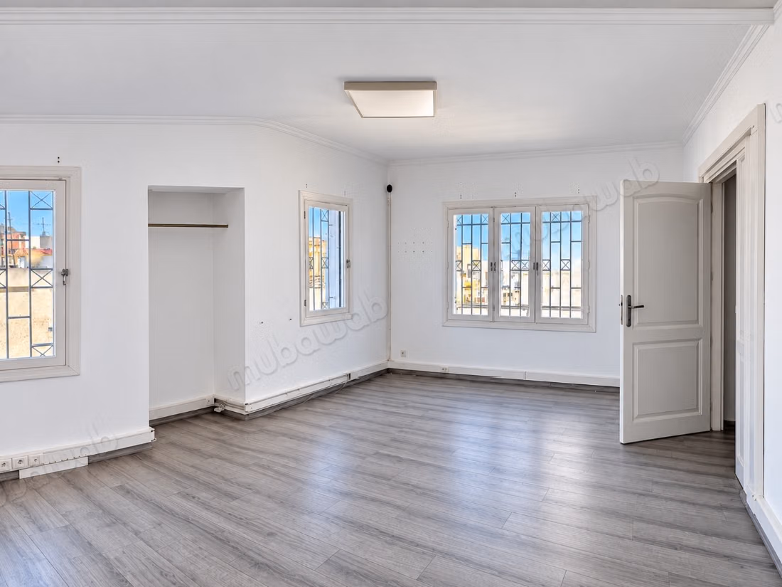 Beaux bureaux à louer à Riyad. Surface de 297 m². Espace vert