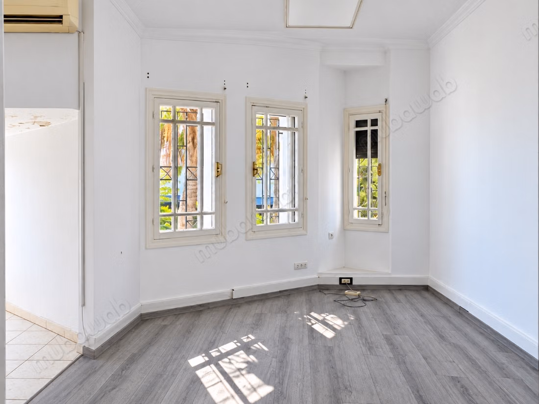 Beaux bureaux à louer à Riyad. Surface de 297 m². Espace vert
