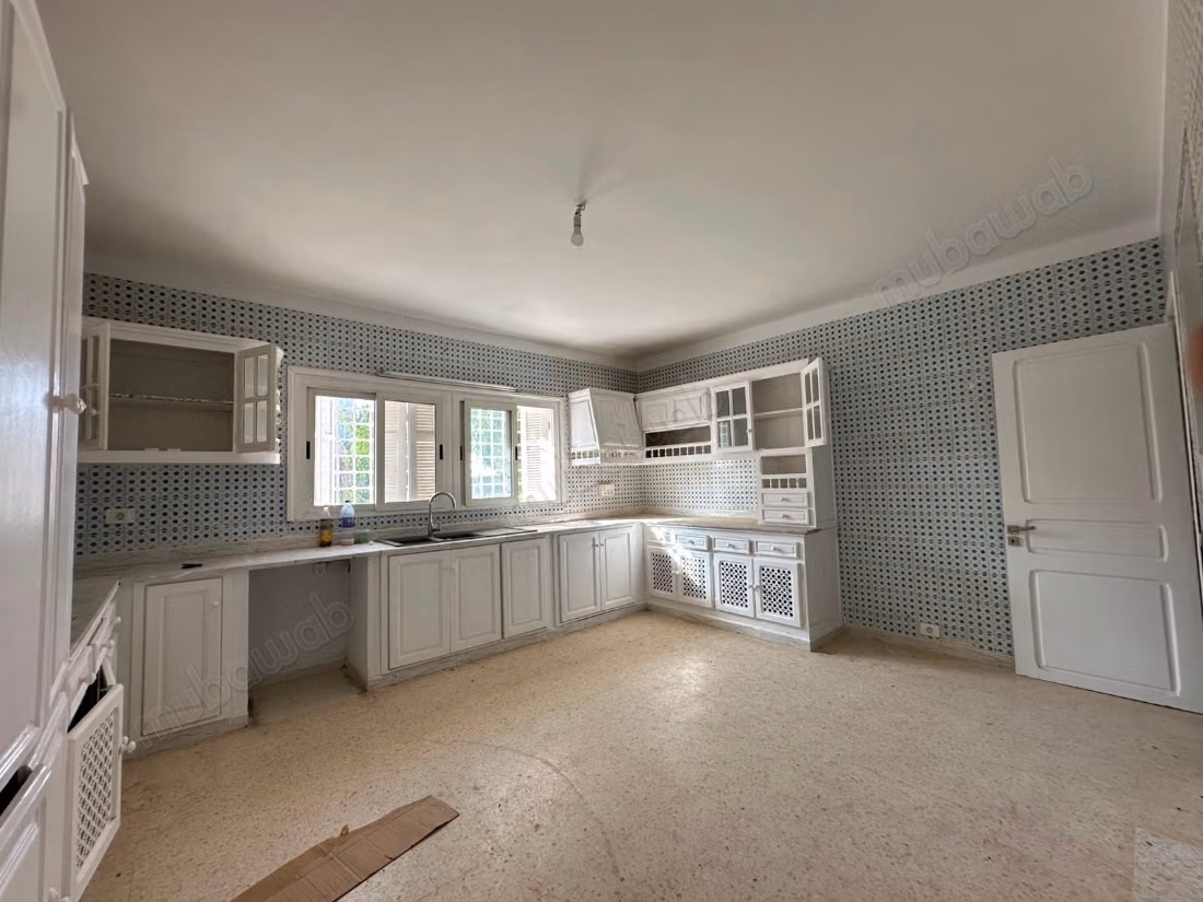 شقة في الطابق الأرضي من فيلا مع مسبح في المرسى