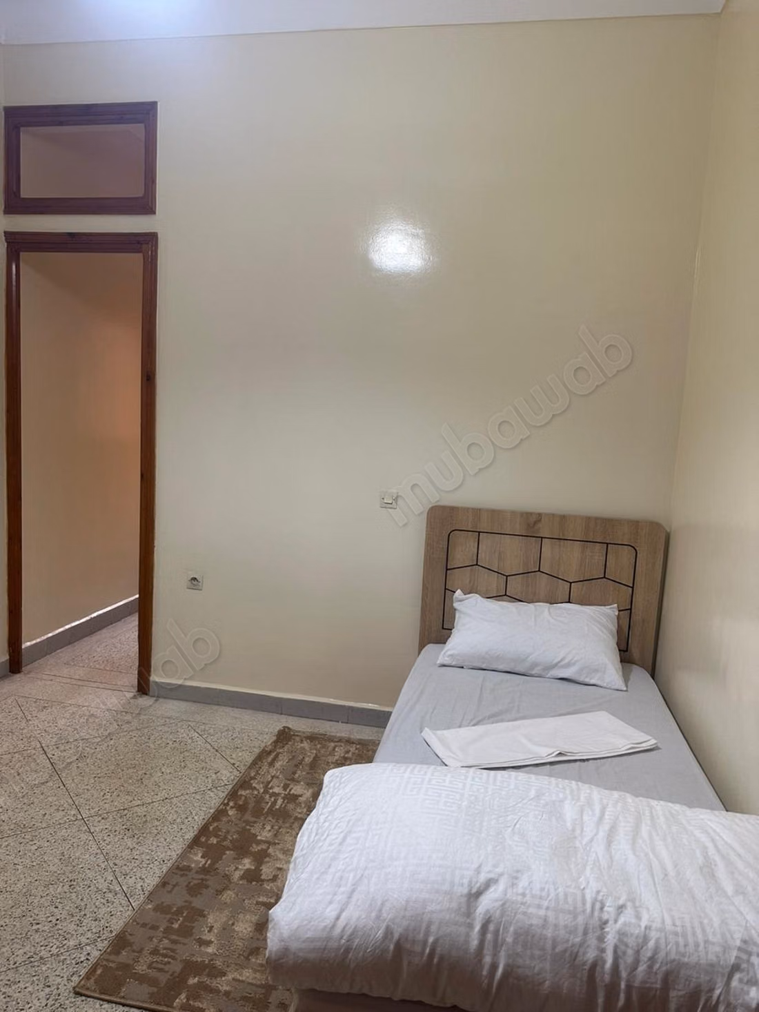 Appartements à louer dans le quartier Al-Salam. Surface 120 m². Salon traditionnel et système d'antenne satellite