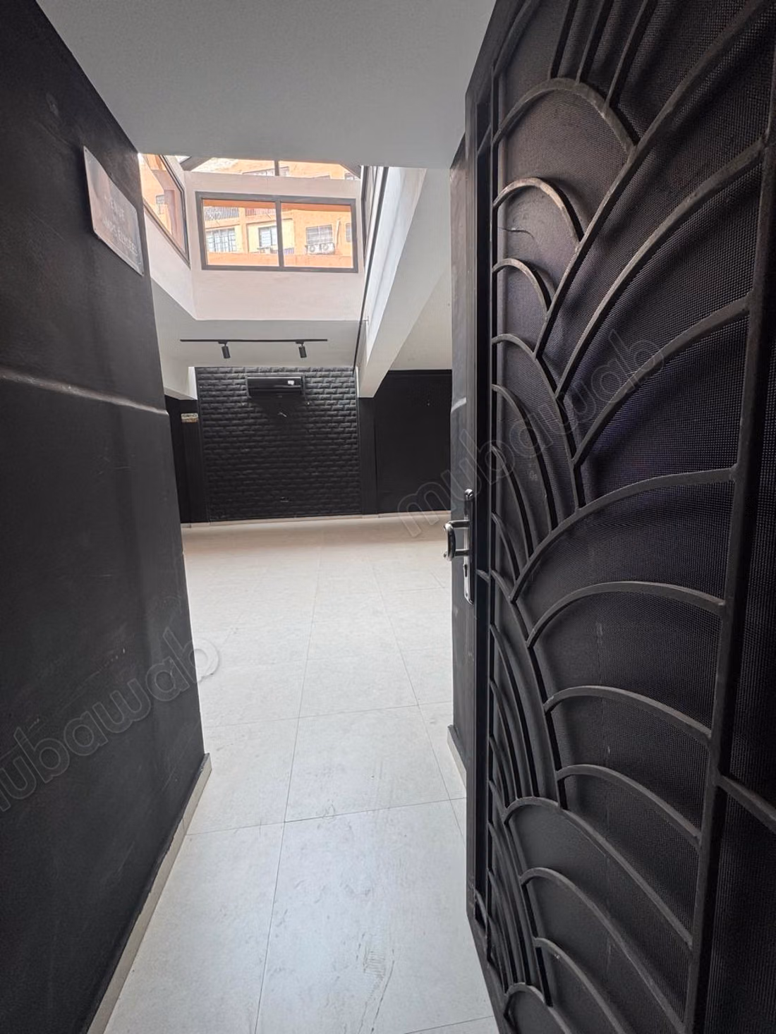Grande salle à louer dans un immeuble au centre de Guéliz