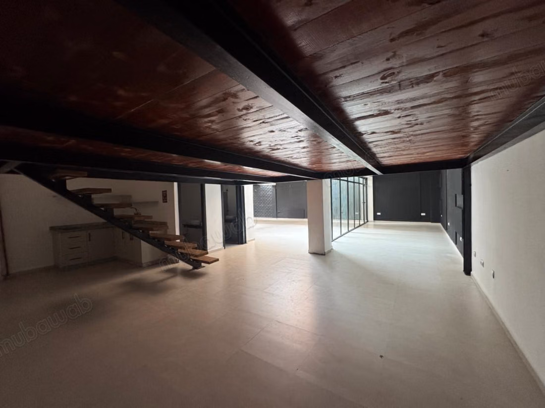 Grande salle à louer dans un immeuble au centre de Guéliz