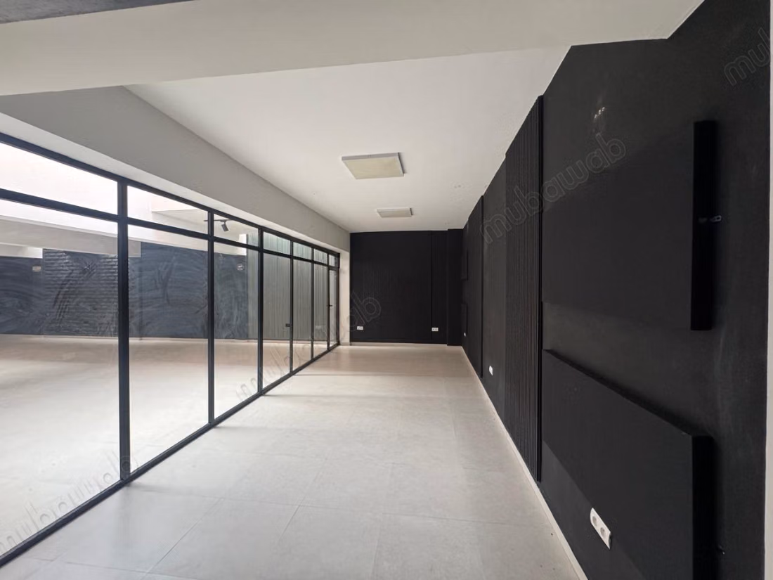 Grande salle à louer dans un immeuble au centre de Guéliz