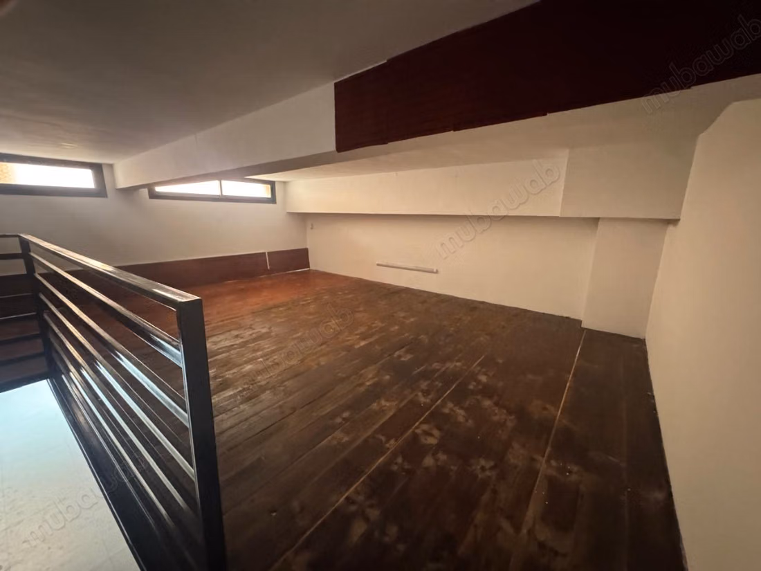 Grande salle à louer dans un immeuble au centre de Guéliz