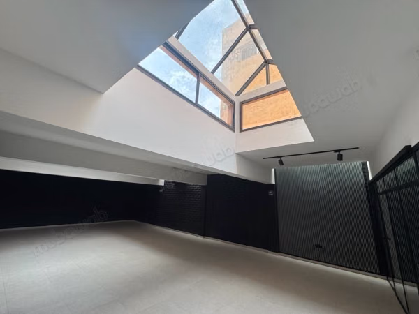 Grande salle à louer dans un immeuble au centre de Guéliz