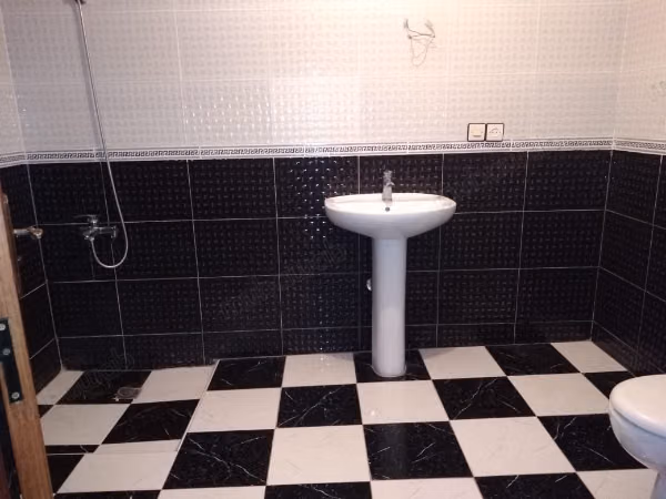 Appartements à louer à Miftah al-Khayr. Superficie totale de 120 m². Salon marocain et antenne satellite