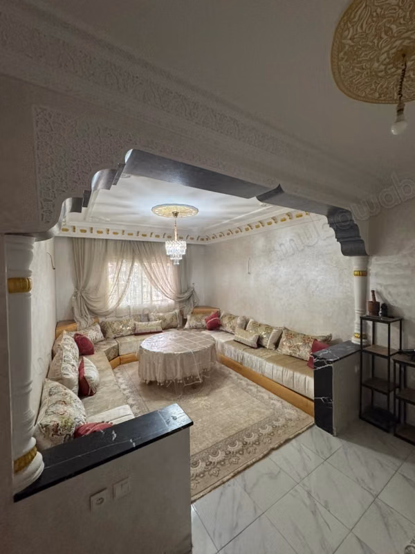 Appartamento fantastico in affitto nei Riadi di Oulad Matt. Superficie totale di 90 m². Arredato