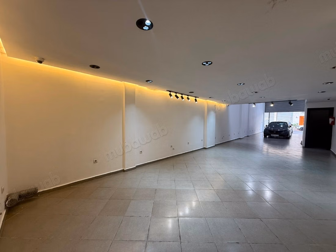 Beau local à vendre à Roches Noires. 
Superficie 222 m². 
Résidence sécurisée