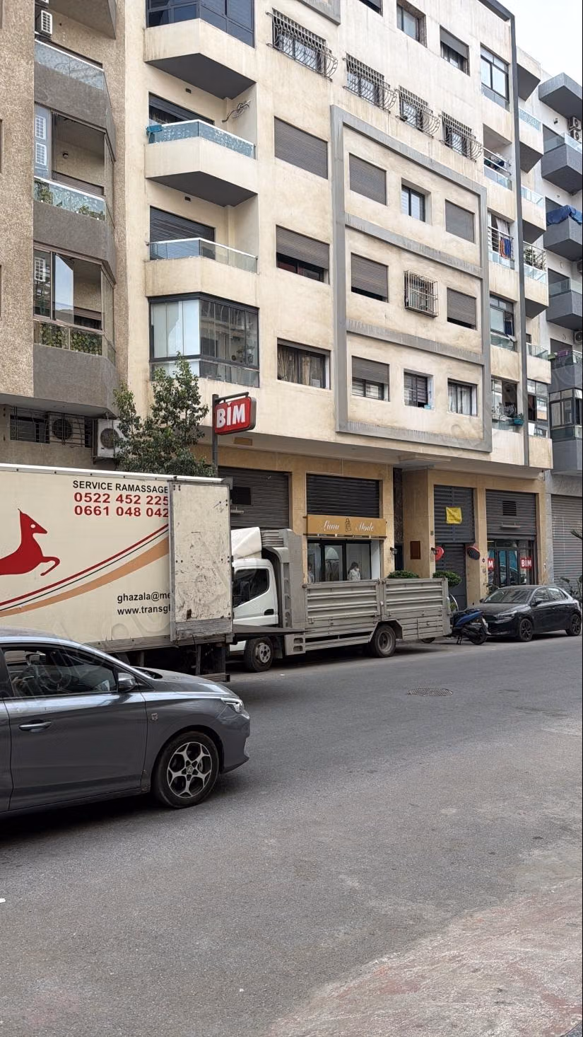 Beau local à vendre à Roches Noires. Superficie 222 m². Résidence sécurisée