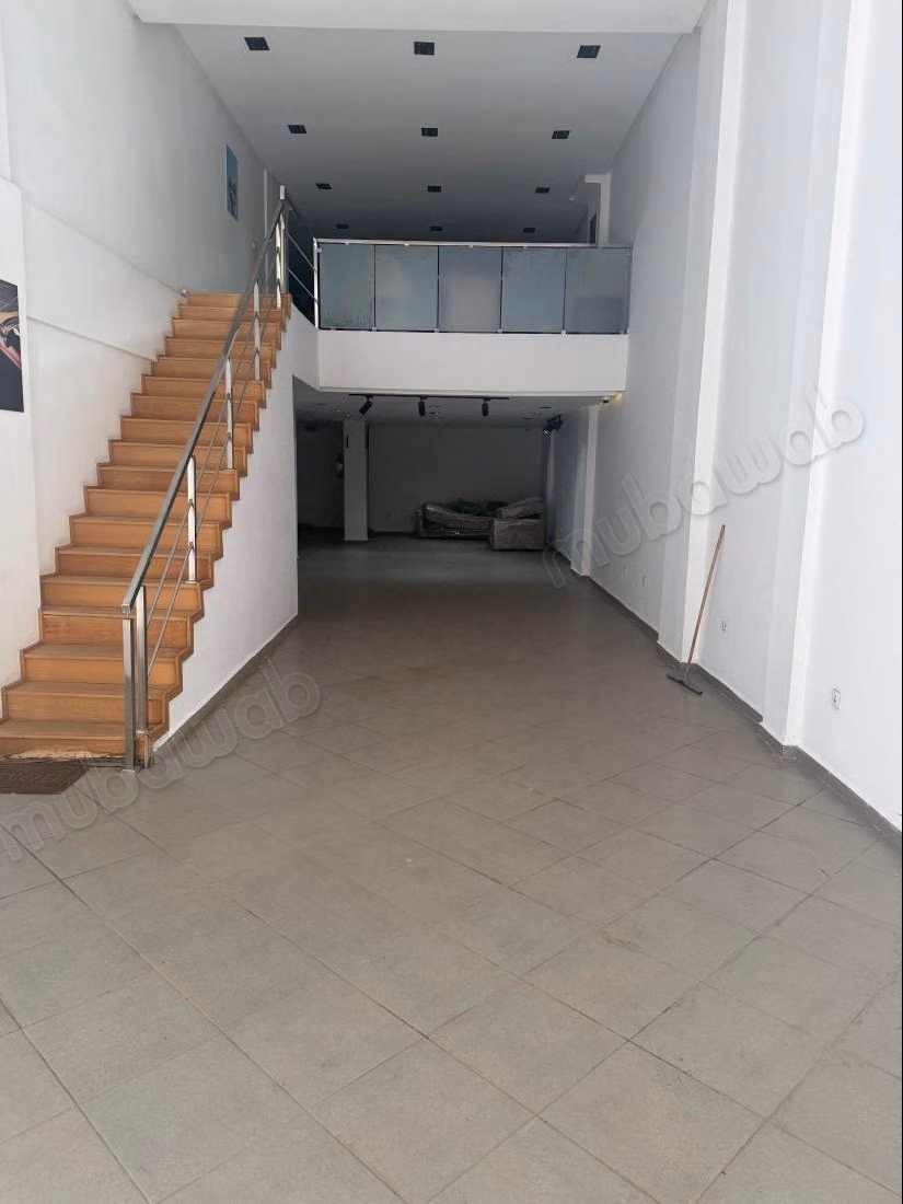 Beau local à vendre à Roches Noires. Superficie 222 m². Résidence sécurisée