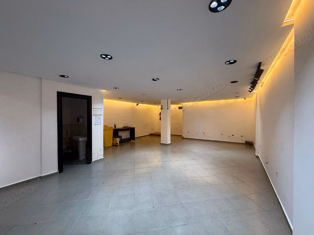 Beau local à vendre à Roches Noires. 
Superficie 222 m². 
Résidence sécurisée