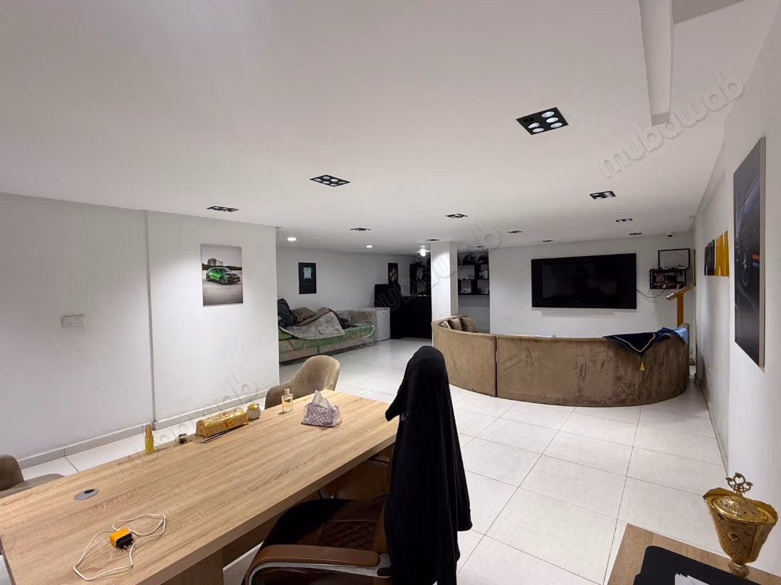 Beau local à vendre à Roches Noires. Superficie 222 m². Résidence sécurisée