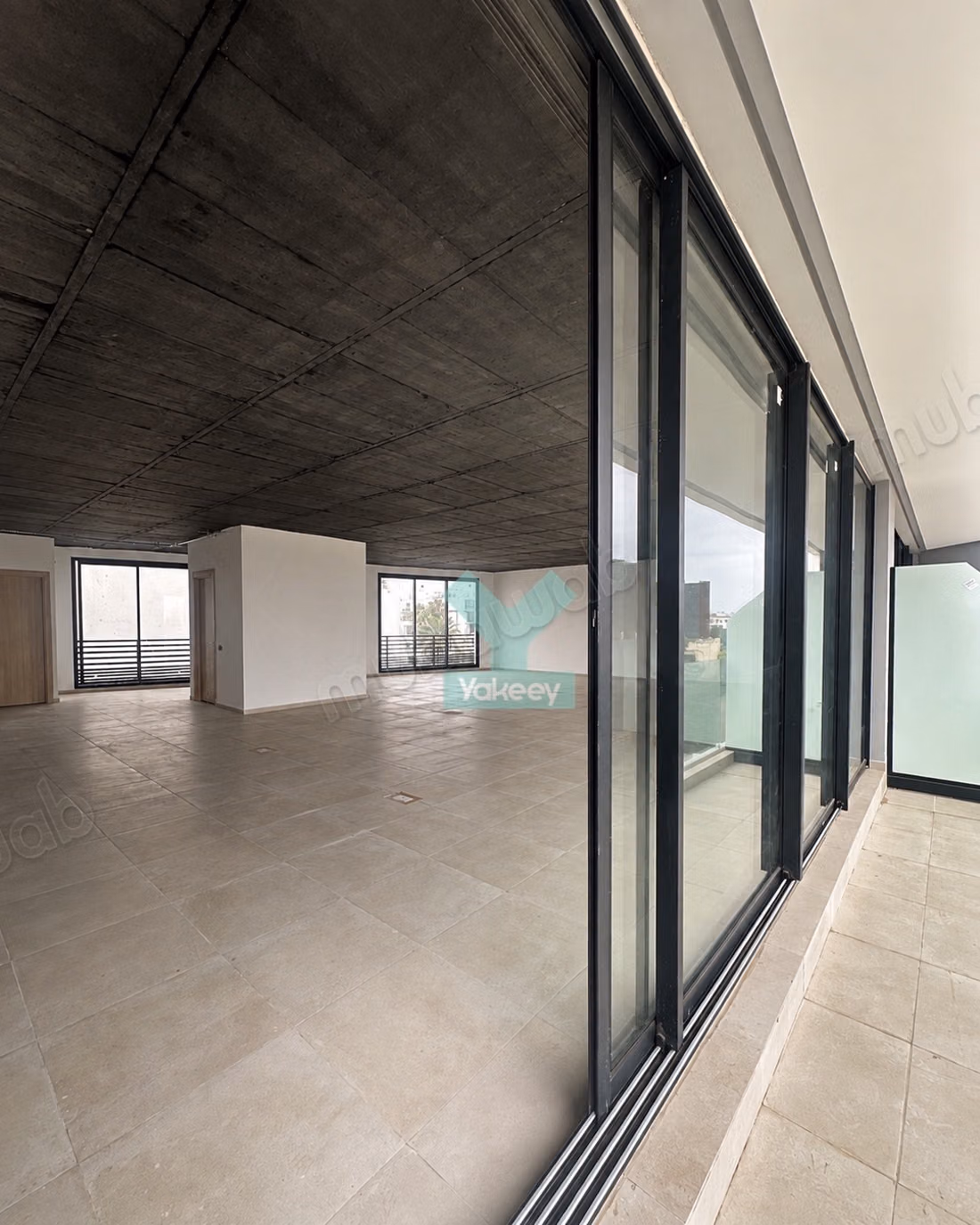 Superbe plateau neuf avec rooftop