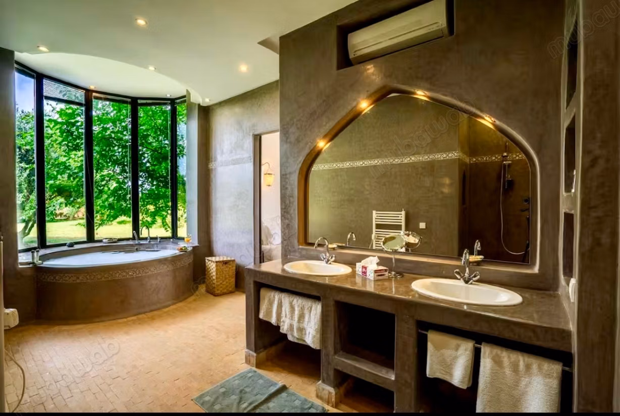 Very beautiful estate of 12000 m2, villa with 4 suites