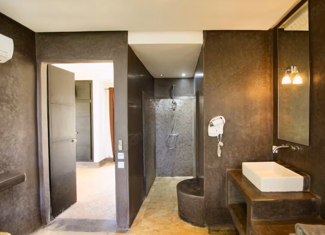Very beautiful estate of 12000 m2, villa with 4 suites