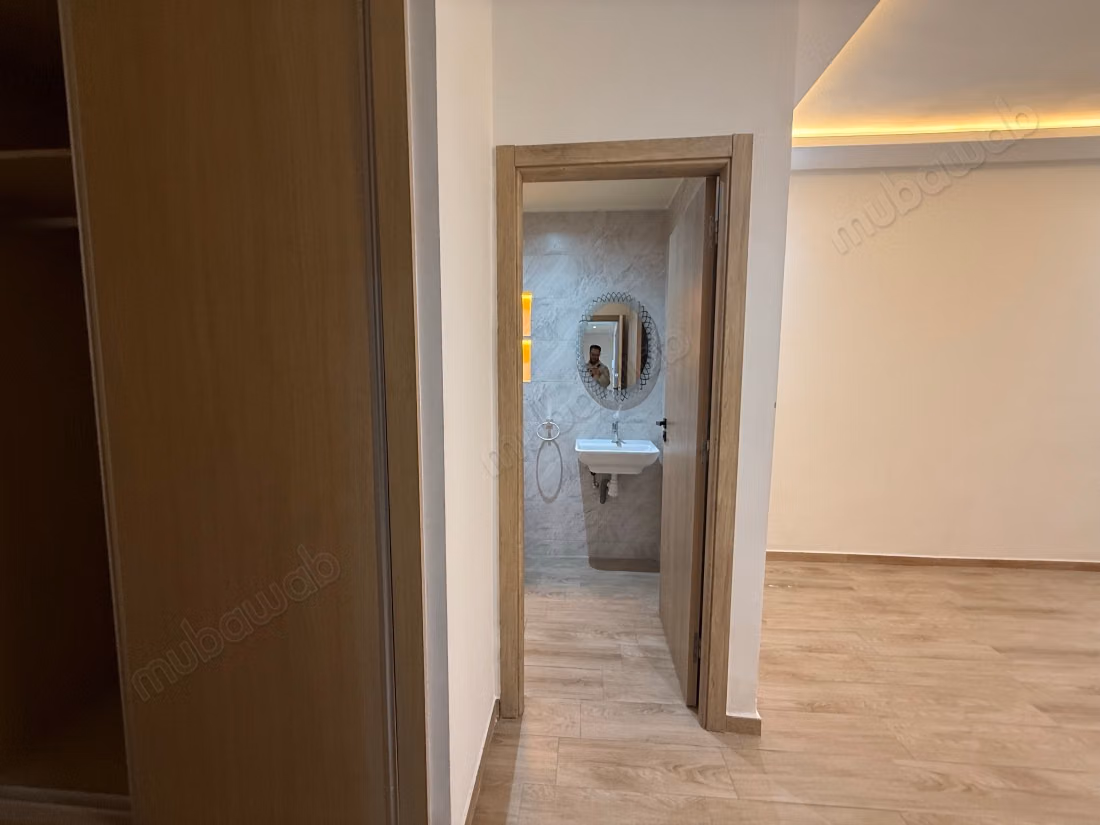 Bel appartement en location à Route Casablanca. 
Surface de 100 m². 
Avec ascenseur et terrasse