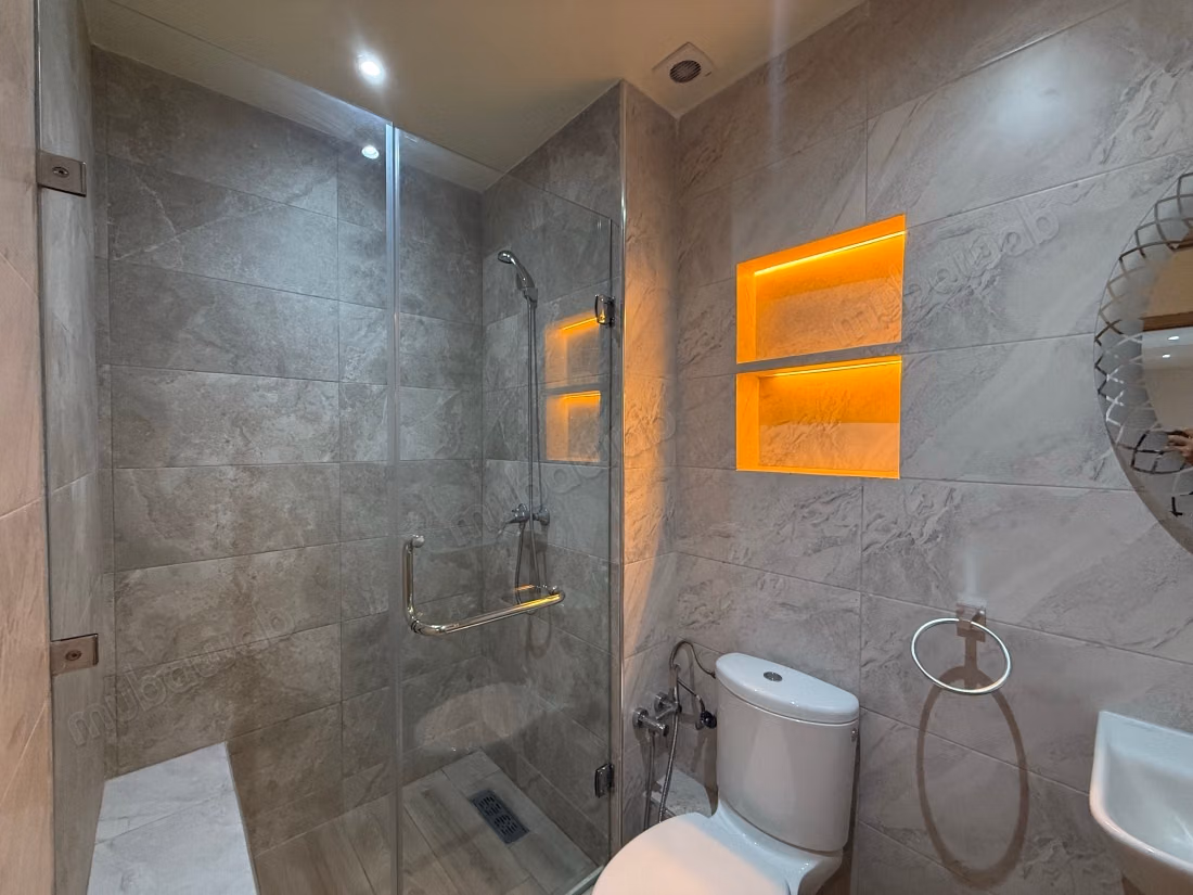 Bel appartement en location à Route Casablanca. 
Surface de 100 m². 
Avec ascenseur et terrasse