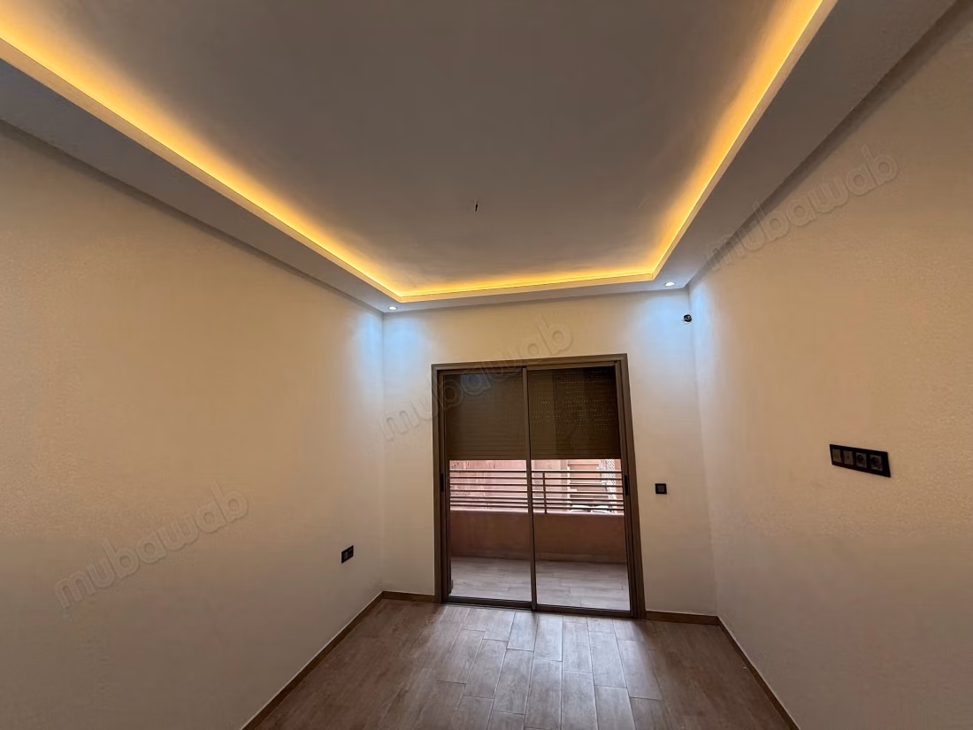 Bel appartement en location à Route Casablanca. 
Surface de 100 m². 
Avec ascenseur et terrasse