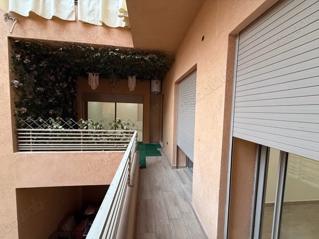 Bel appartement en location à Route Casablanca. 
Surface de 100 m². 
Avec ascenseur et terrasse