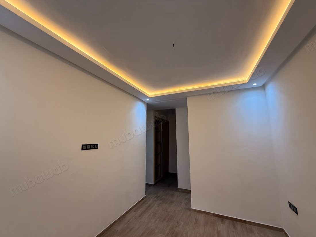 Bel appartement en location à Route Casablanca. 
Surface de 100 m². 
Avec ascenseur et terrasse