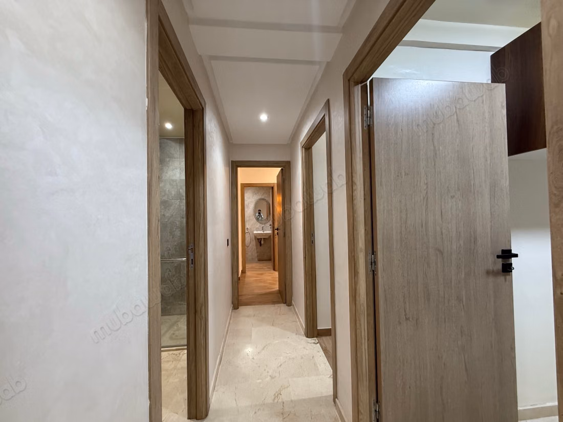 Bel appartement en location à Route Casablanca. 
Surface de 100 m². 
Avec ascenseur et terrasse