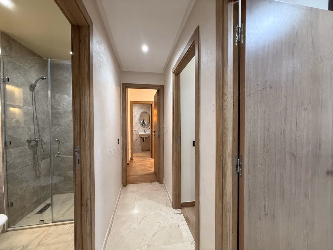 Bel appartement en location à Route Casablanca. 
Surface de 100 m². 
Avec ascenseur et terrasse