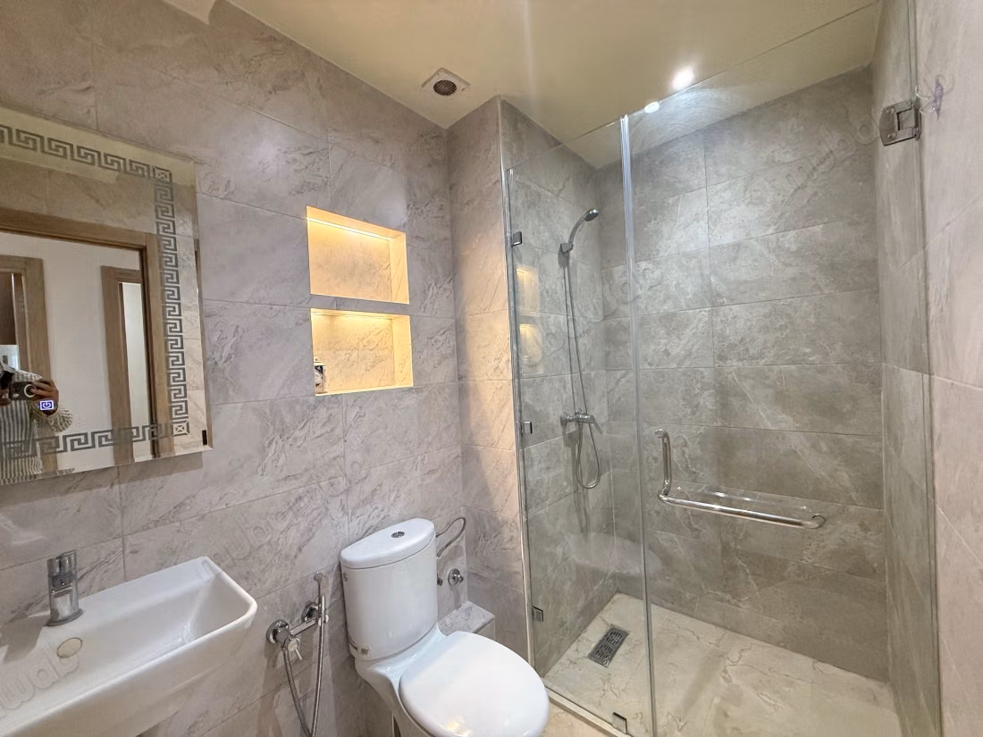 Bel appartement en location à Route Casablanca. 
Surface de 100 m². 
Avec ascenseur et terrasse