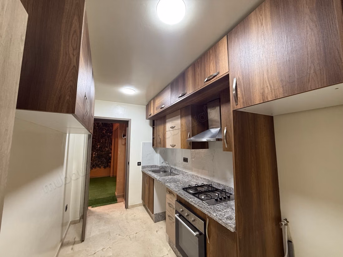 Bel appartement en location à Route Casablanca. 
Surface de 100 m². 
Avec ascenseur et terrasse