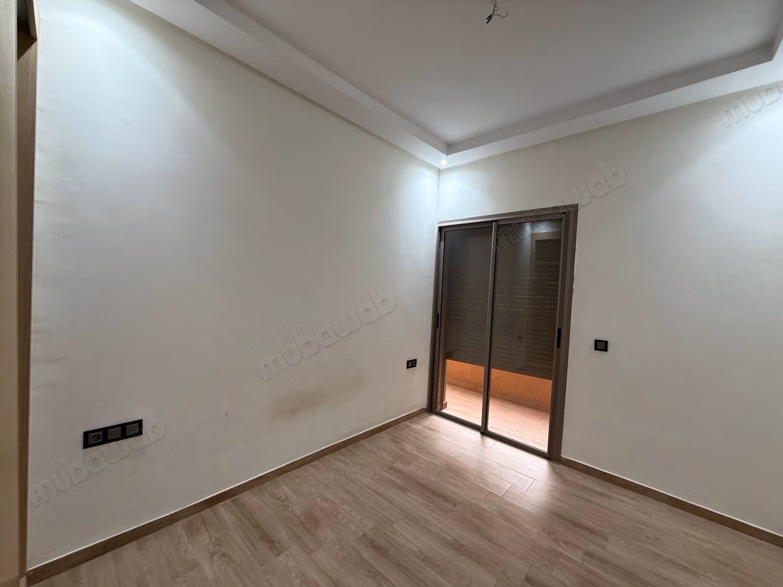 Bel appartement en location à Route Casablanca. 
Surface de 100 m². 
Avec ascenseur et terrasse