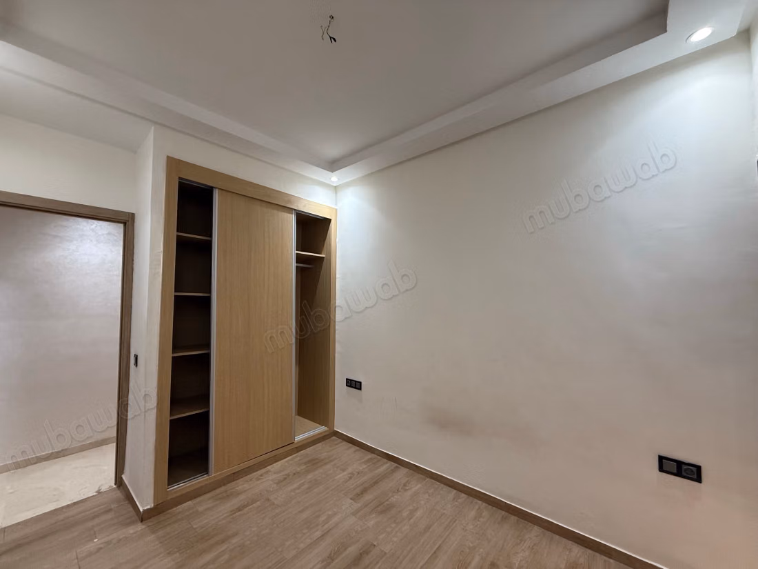 Bel appartement en location à Route Casablanca. 
Surface de 100 m². 
Avec ascenseur et terrasse