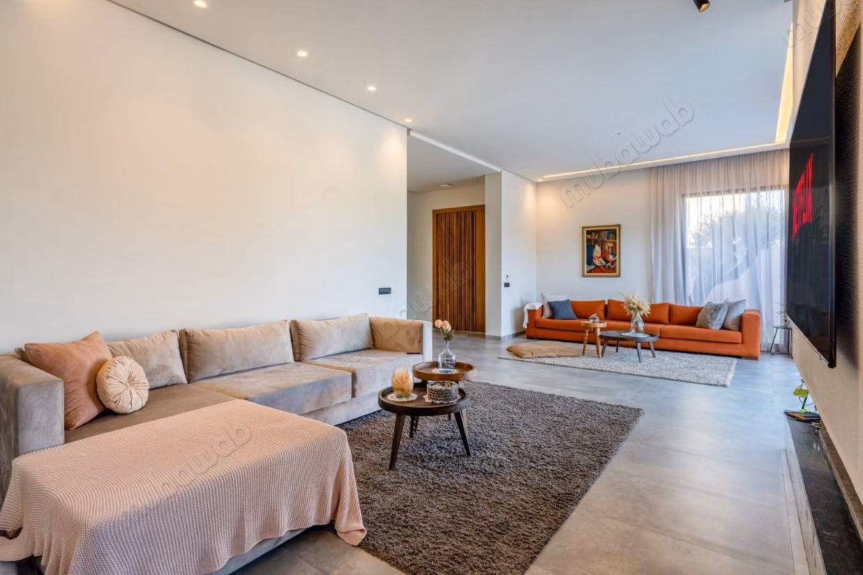 Villa de haut standing à louer à Agdal. 5 grandes pièces. Meublé
