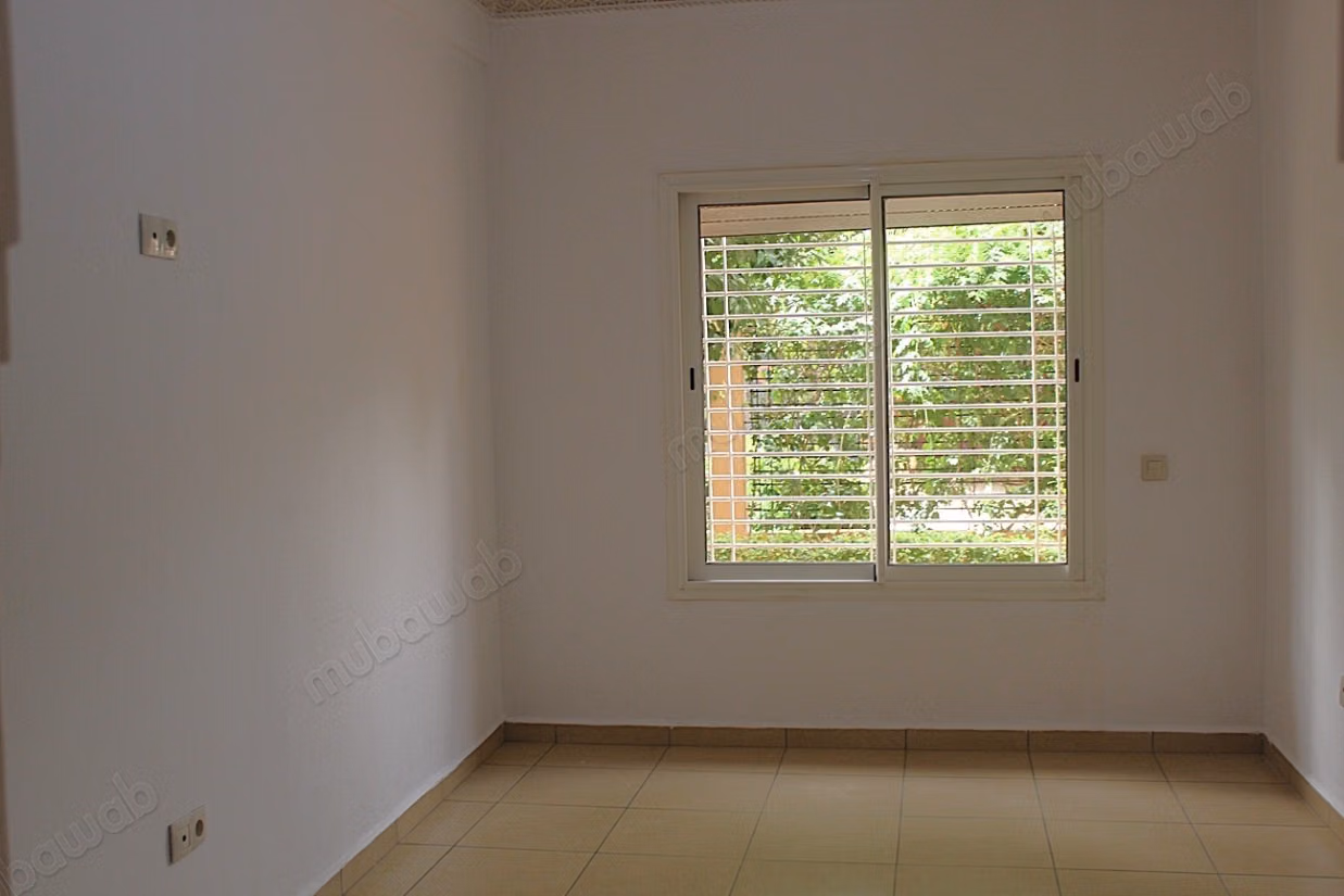 Grand appartement de trois chambres au rdc