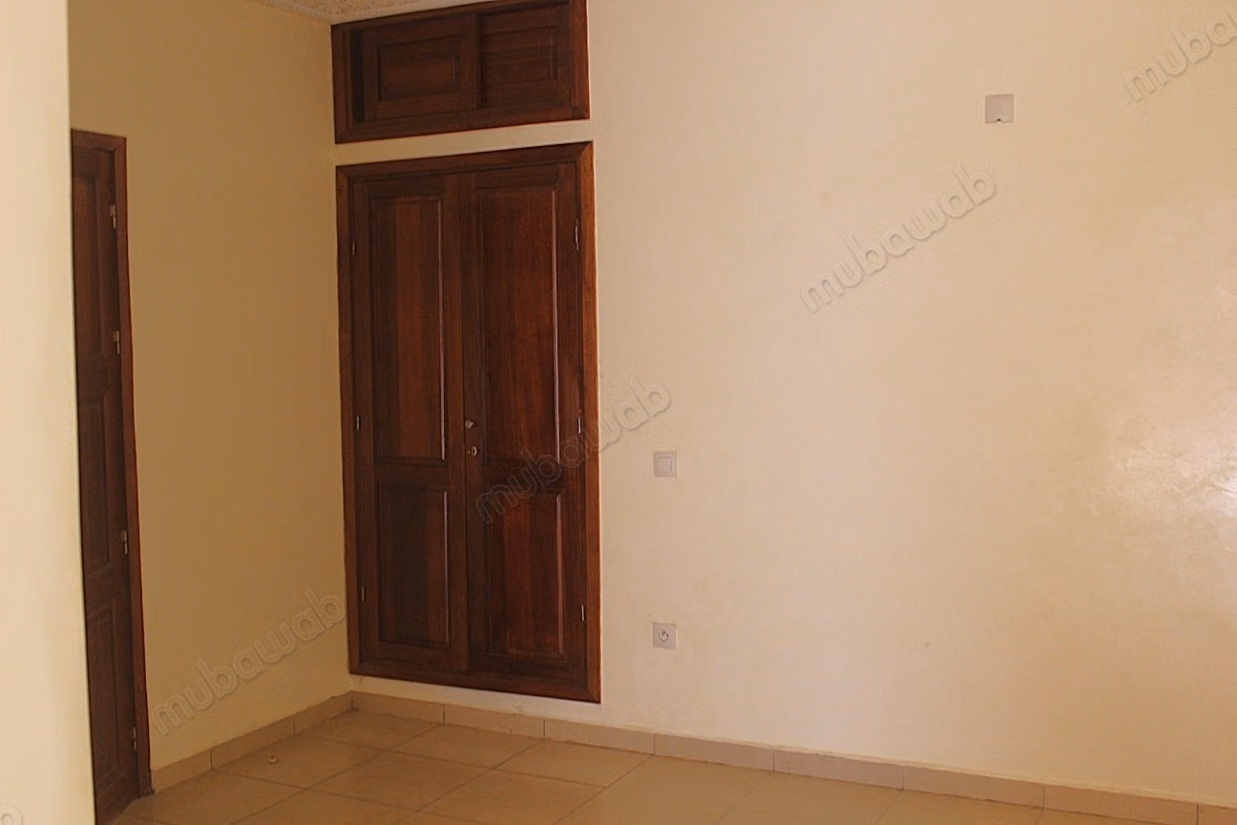 Grand appartement de trois chambres au rdc