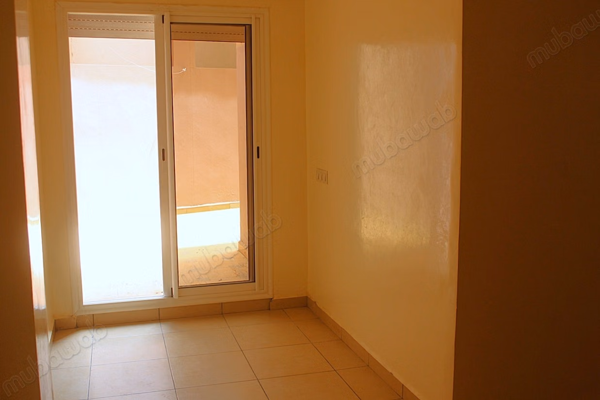 Grand appartement de trois chambres au rdc
