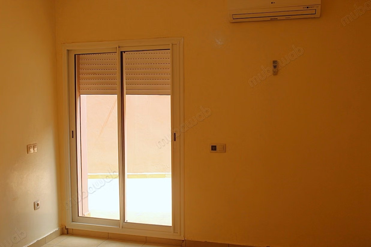 Grand appartement de trois chambres au rdc