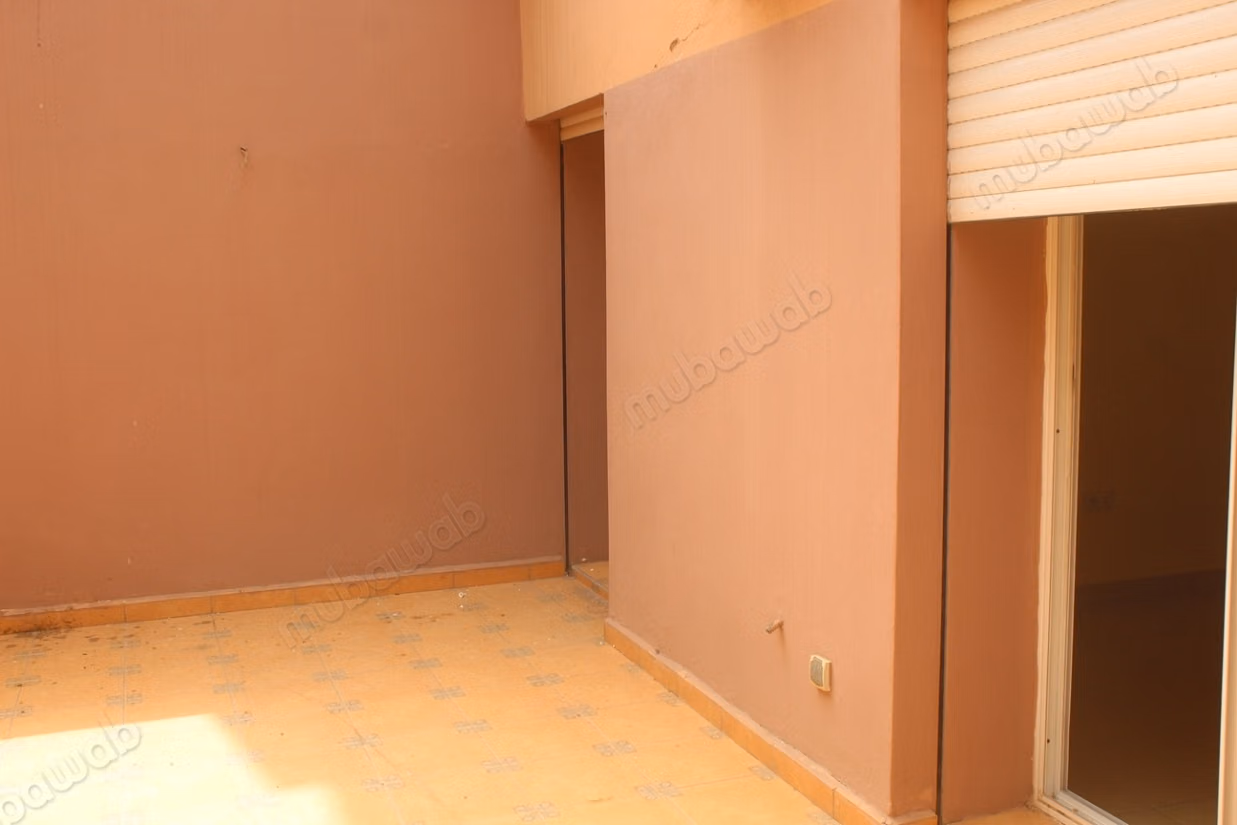 Grand appartement de trois chambres au rdc