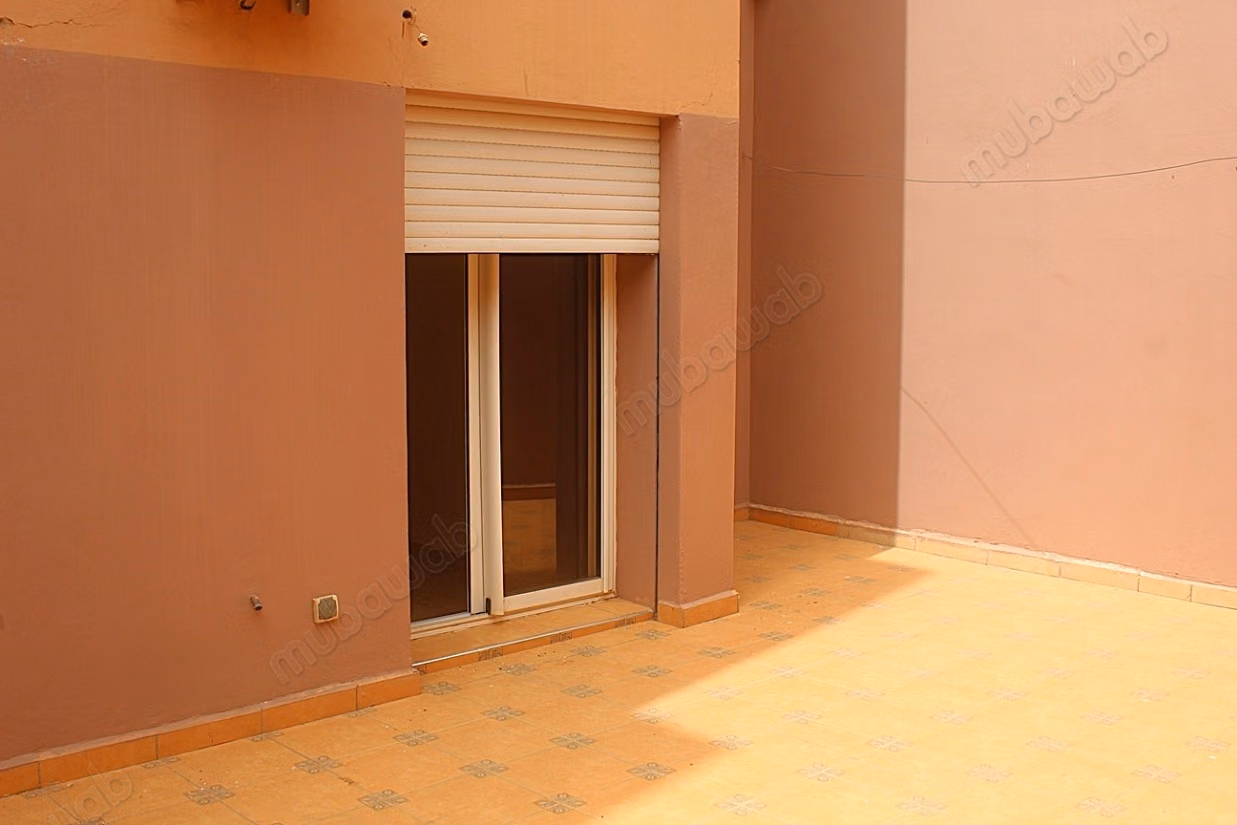Grand appartement de trois chambres au rdc
