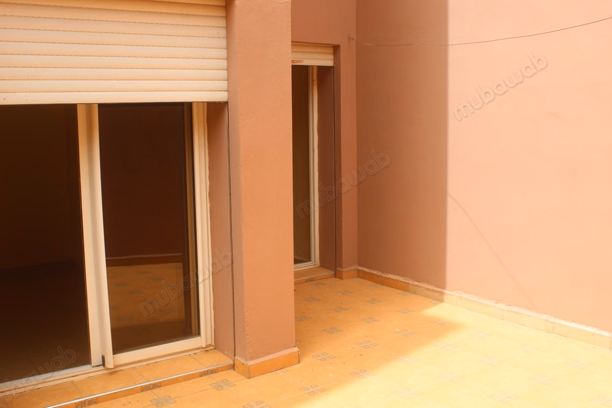 Grand appartement de trois chambres au rdc