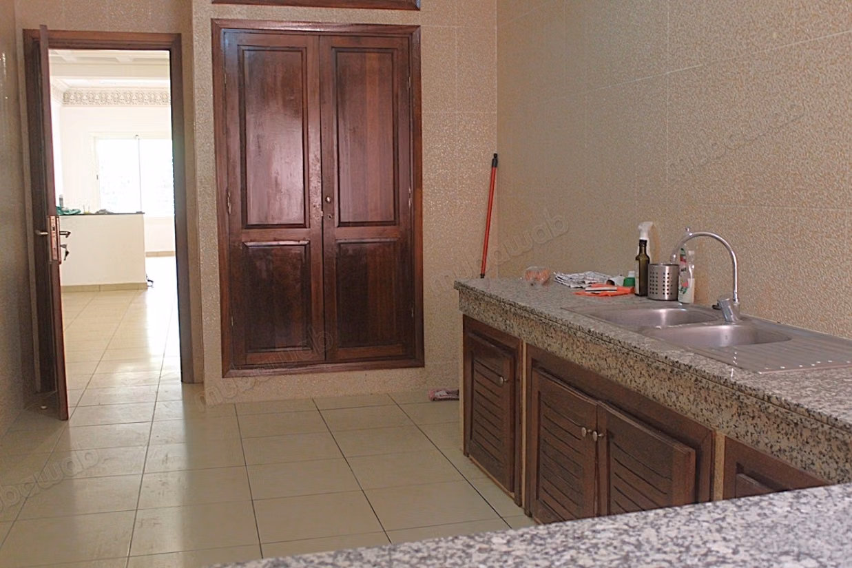 Grand appartement de trois chambres au rdc