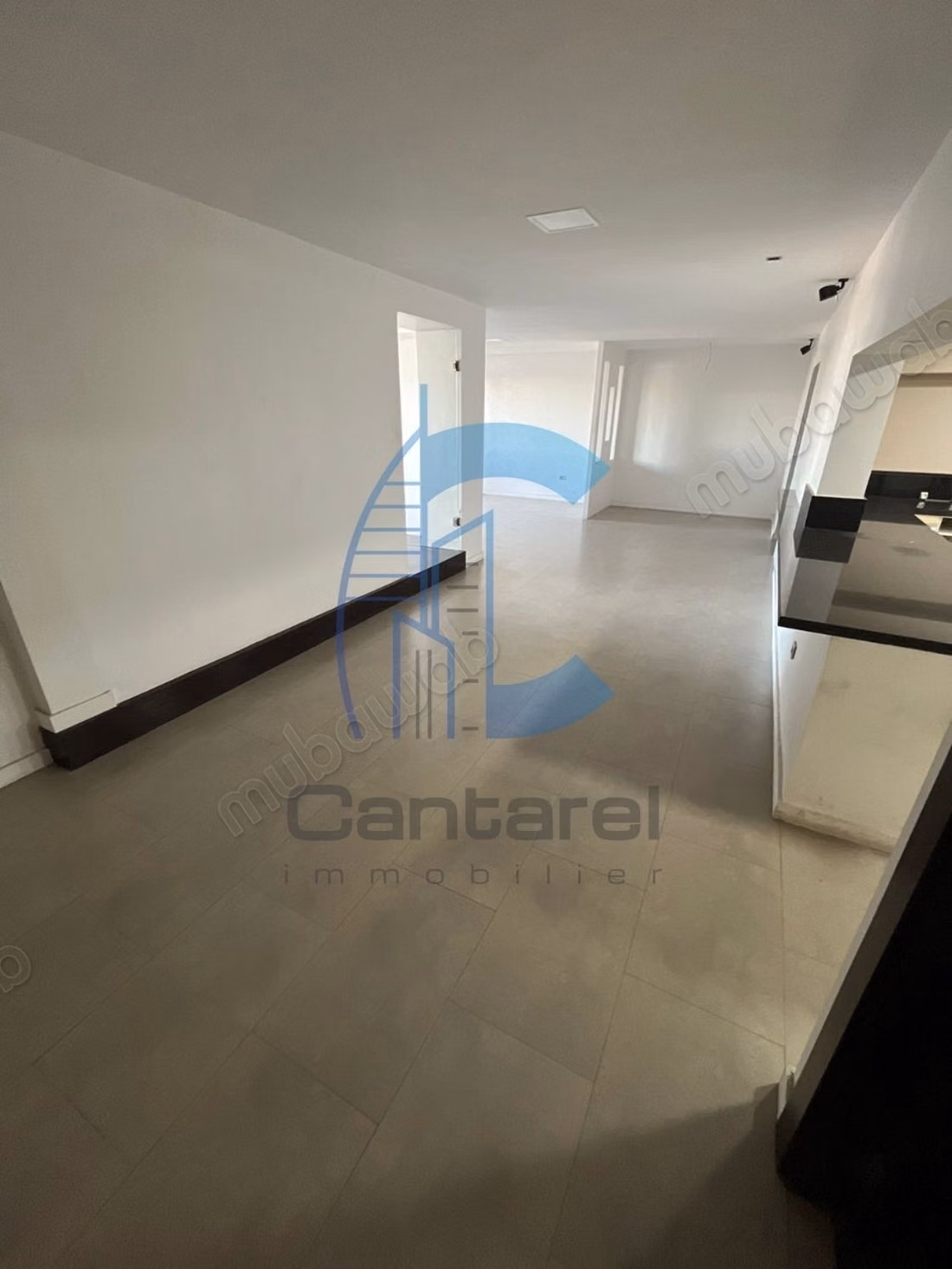 À louer superbe bureau en duplex 
bir anzarane