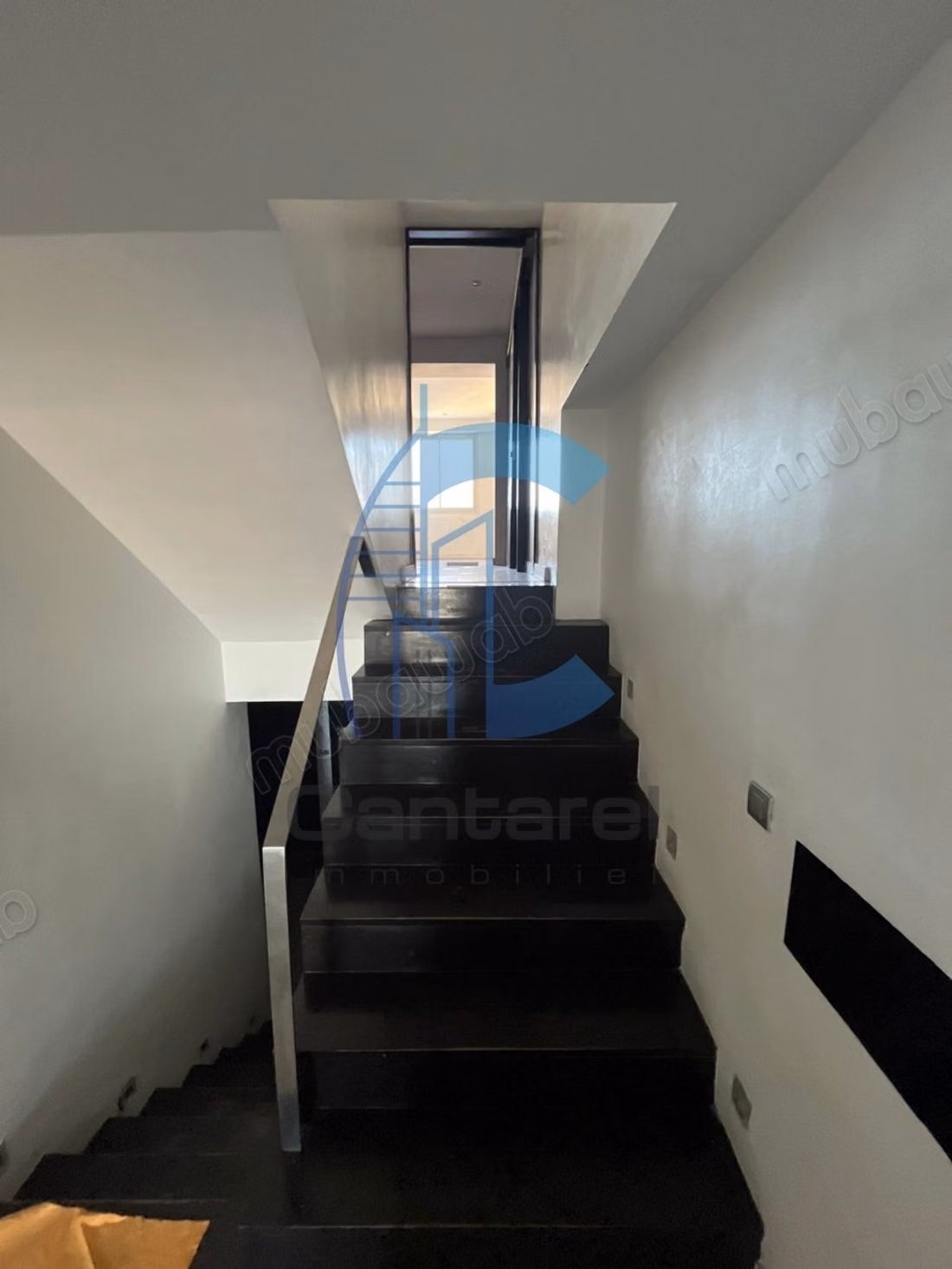 À louer superbe bureau en duplex 
bir anzarane