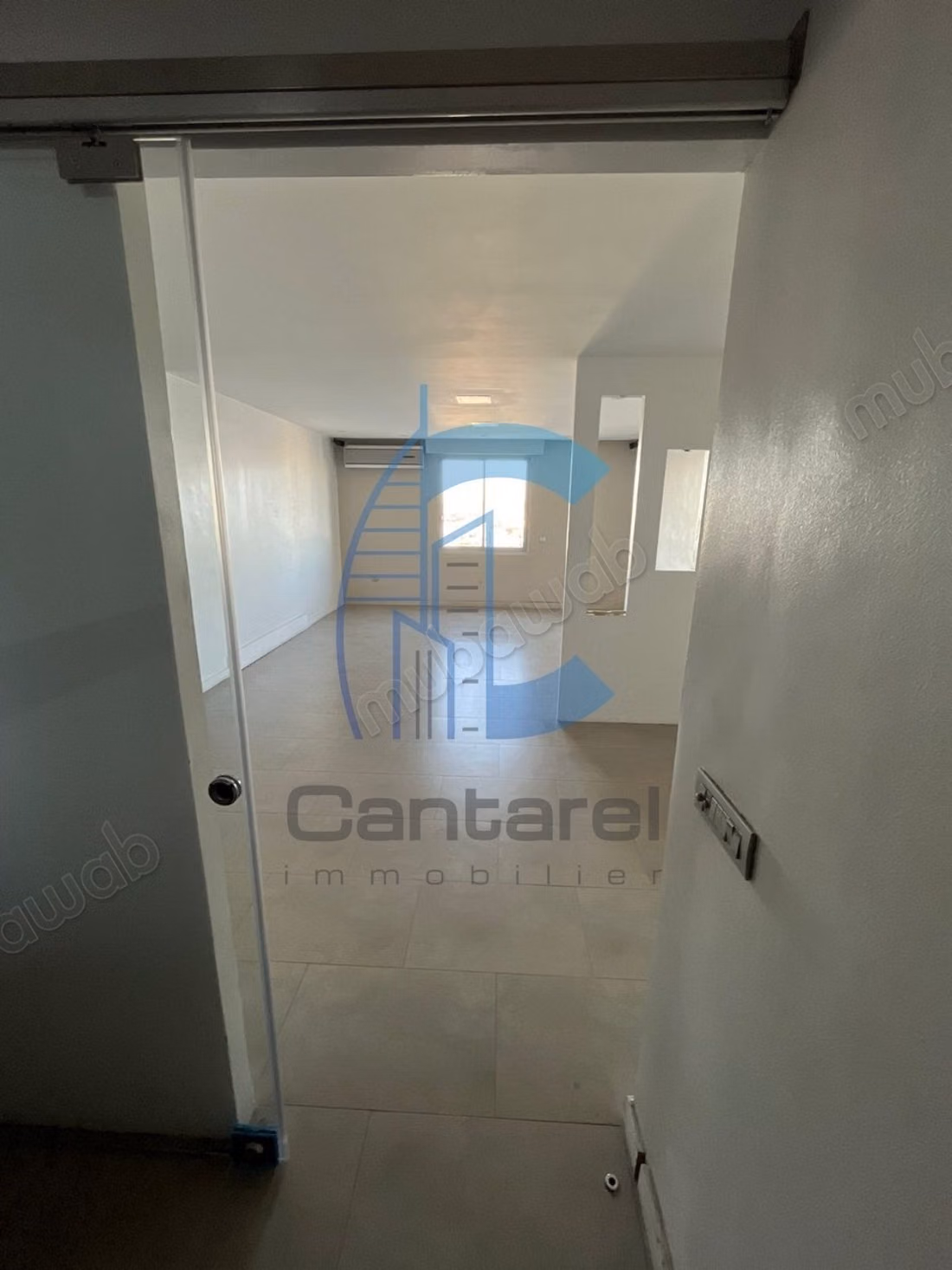 À louer superbe bureau en duplex 
bir anzarane