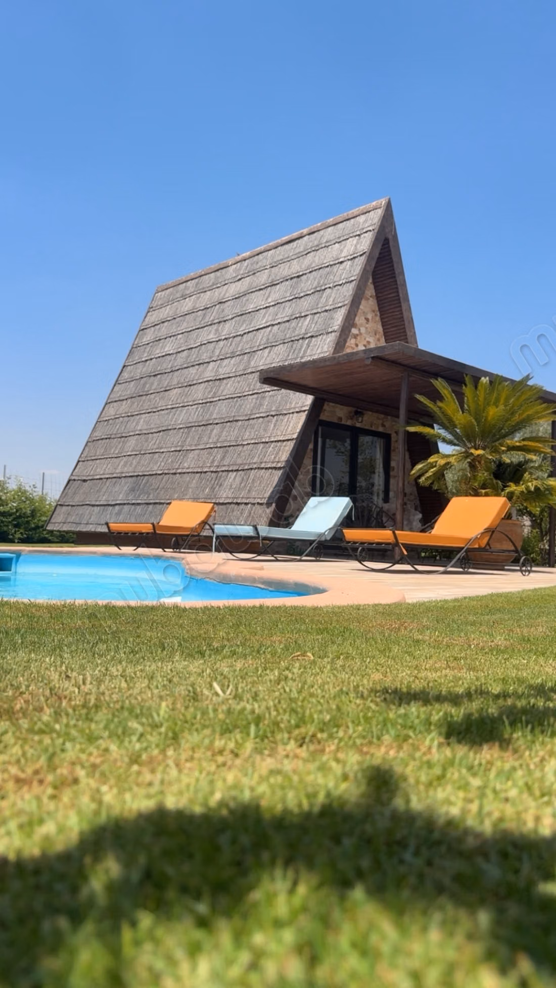 Casa de huéspedes con potencial de desarrollo en 3 hectáreas – 4 bungalows, casa de 3 habitaciones, proyecto de ampliación y espacio para autocaravanas