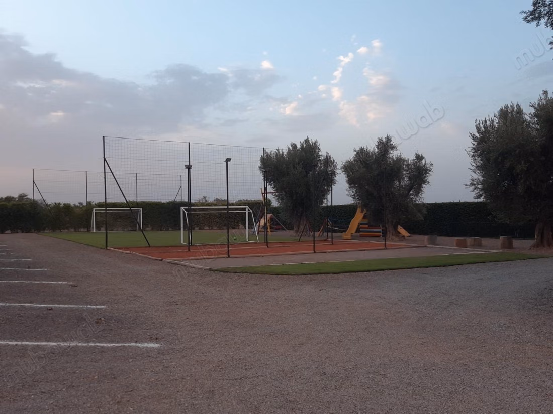 Casa de huéspedes con potencial de desarrollo en 3 hectáreas – 4 bungalows, casa de 3 habitaciones, proyecto de expansión y espacio para autocaravanas
