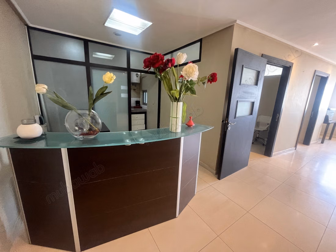 En alquiler oficina 130 m2 en Boulevard D'Anfa, no lejos del lycée Lyautey d'Anfa. Bellas oficinas en alquiler en Gauthier. Superficie total 130 m². Servicio de conserjería disponible, sistema de aire acondicionado.