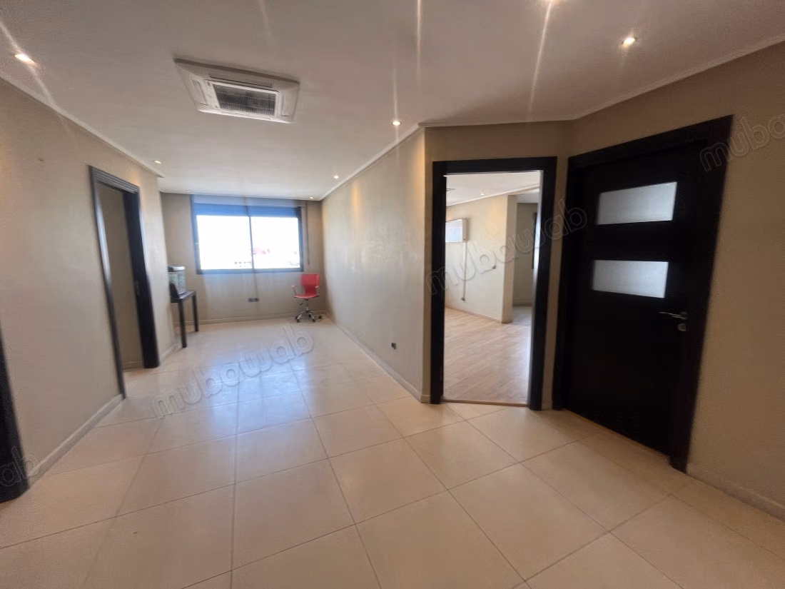 En alquiler oficina 130 m2 en Boulevard D'Anfa, no lejos del lycée Lyautey d'Anfa. Bellas oficinas en alquiler en Gauthier. Superficie total 130 m². Servicio de conserjería disponible, sistema de aire acondicionado.