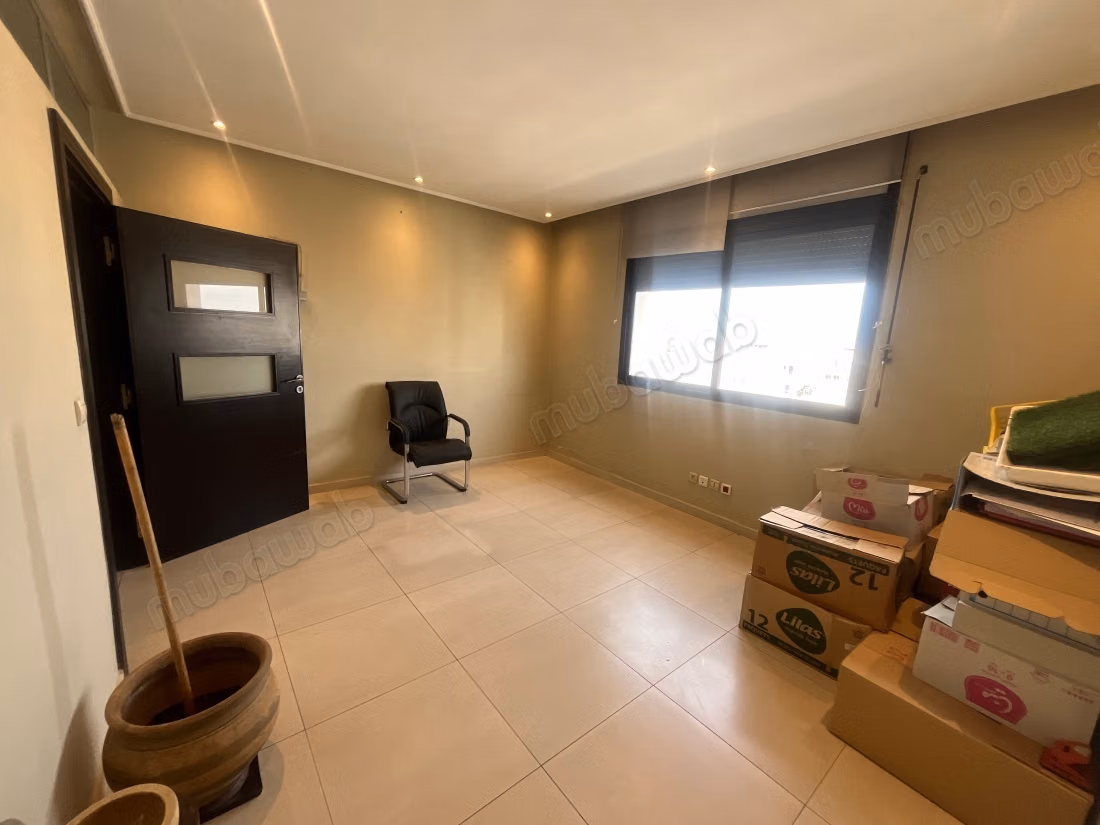 En alquiler oficina 130 m2 en Boulevard D'Anfa, no lejos del lycée Lyautey d'Anfa. Bellas oficinas en alquiler en Gauthier. Superficie total 130 m². Servicio de conserjería disponible, sistema de aire acondicionado.
