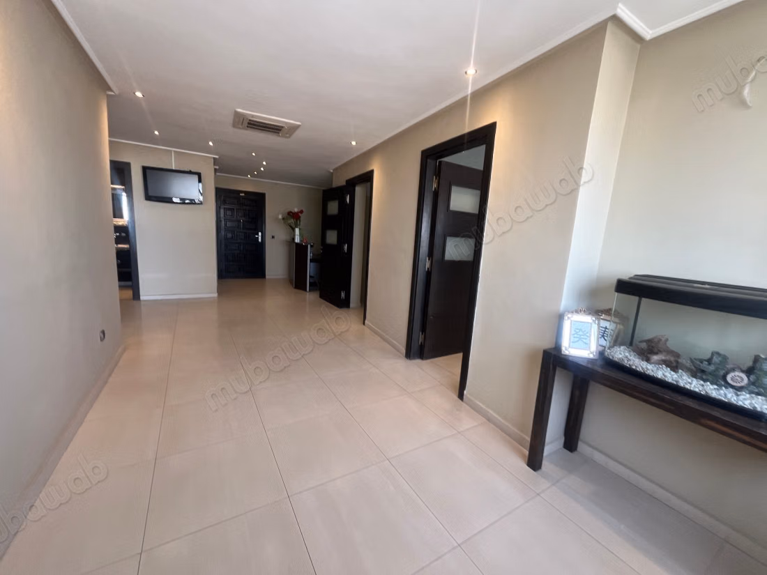 En alquiler oficina 130 m2 en Boulevard D'Anfa, no lejos del lycée Lyautey d'Anfa. Bellas oficinas en alquiler en Gauthier. Superficie total 130 m². Servicio de conserjería disponible, sistema de aire acondicionado.