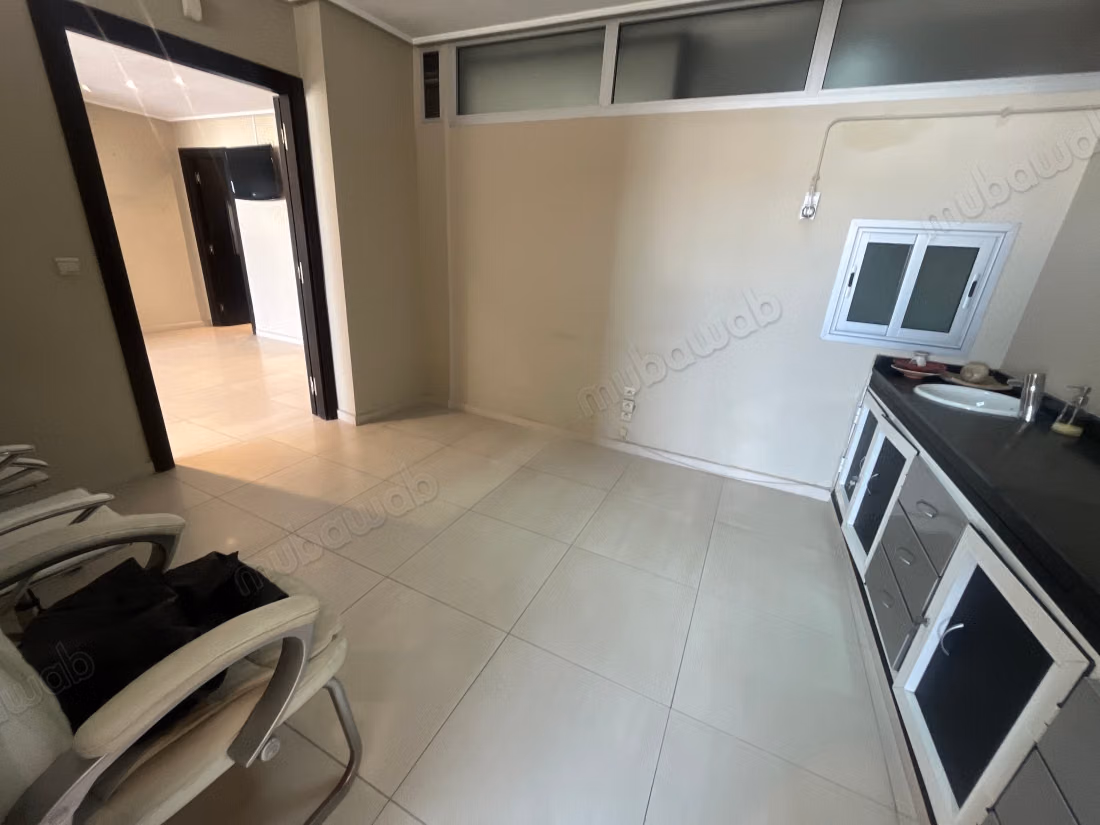 En alquiler oficina 130 m2 en Boulevard D'Anfa, no lejos del lycée Lyautey d'Anfa. Bellas oficinas en alquiler en Gauthier. Superficie total 130 m². Servicio de conserjería disponible, sistema de aire acondicionado.