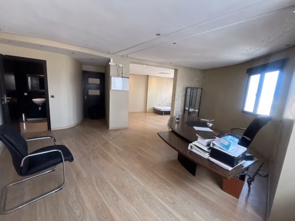 En alquiler oficina 130 m2 en Boulevard D'Anfa, no lejos del lycée Lyautey d'Anfa. Bellas oficinas en alquiler en Gauthier. Superficie total 130 m². Servicio de conserjería disponible, sistema de aire acondicionado.
